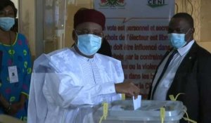 Présidentielle au Niger : le président sortant Mahamadou Issoufou vote