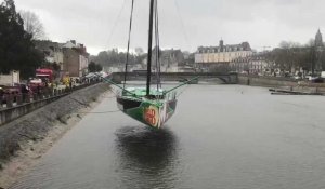 L’opération de mise à l’eau du bateau V&B Mayenne sur la rivière, à Laval