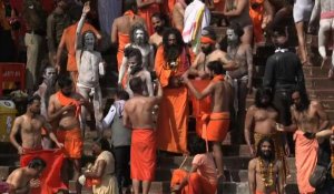 Des milliers de pèlerins hindous dans le Gange malgré le Covid-19