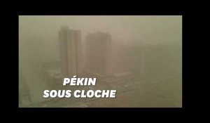 Le ciel de Pékin devient opaque à cause de la pollution et d'une tempête de sable