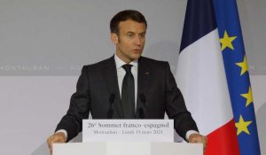 La France suspend l'utilisation du vaccin AstraZeneca jusqu'à un avis européen (Macron)