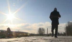 Avec le froid et la neige, les migrants de Calais vivent "un enfer"