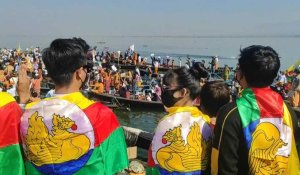 Des centaines de personnes manifestent depuis leurs bateaux sur le lac Inle en Birmanie