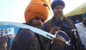 Inde: des guerriers sikhs veillent sur la fronde des agriculteurs