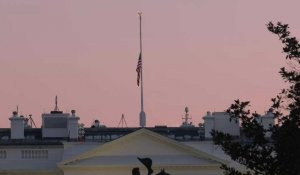 Covid-19: le drapeau de la Maison Blanche en berne en hommage aux 500.000 morts aux Etats-Unis