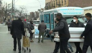 Des New-Yorkais se rendent à un centre de dépistage du Covid-19 dans le Queens