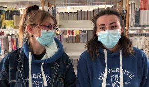 Capucine et Laura, deux étudiants "relais santé", saluent l'installation des distributeurs de protections hygiéniques sur le campus d'Annecy