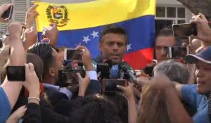 Leopoldo Lopez parle devant l'ambassade espagnole à Caracas