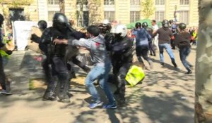 "Gilets jaunes": heurts place de la République à Paris