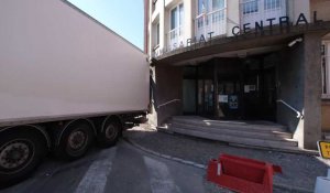 Un camion fini sa manoeuvre dans la façade du commissairiat 