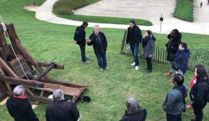 Fougères. La catapulte fait le show au château