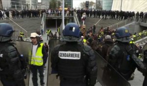 Les "gilets jaunes" évacués dans le calme de La Défense