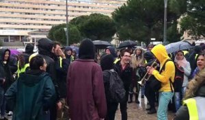Marseille : les gilets jaunes chantent devant la gare Saint-Charles