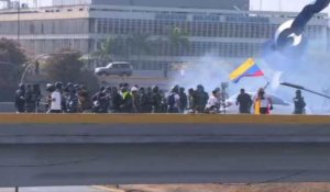 Venezuela: échauffourées devant la base militaire La Carlota