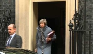 Brexit: Theresa May quitte son domicile pour rencontrer Corbyn