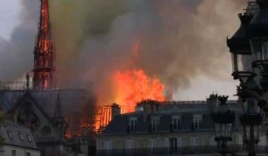 Notre-Dame de Paris: la flèche de la cathédrale en flammes