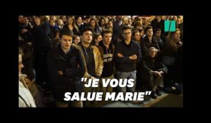 Face à Notre-Dame en flammes, les parisiens prient, genoux à terre