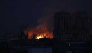 Notre-Dame-de-Paris: l'incendie vu d'une terrasse, de nuit