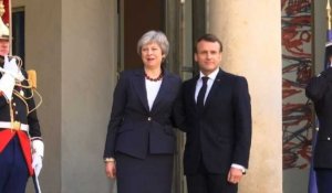 Brexit: Macron accueille Theresa May avant le sommet européen