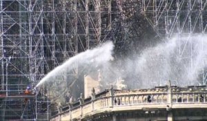 Notre-Dame: les pompiers continuent d'asperger la cathédrale