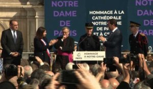 Paris rend hommage aux "héros" sauveteurs de Notre-Dame