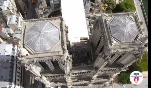 Une bâche géante sur le toit de Notre Dame de Paris