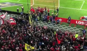 Le LOSC écrase Nîmes, les supporters chantent leur joie avec les joueurs