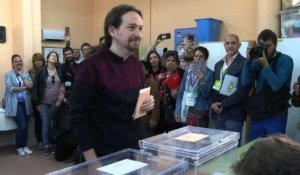 Législatives espagnoles : le leader de Podemos P. Iglesias vote