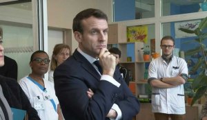 Coronavirus: Emmanuel Macron rencontre le personnel soignant d'un Ehpad