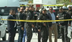 La police tunisienne installe un cordon de sécurité autour du site de l'explosion