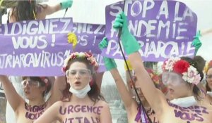 Paris: avec masques et lunettes, des Femen dénoncent la "pandémie patriarcale"