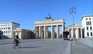Coronavirus: la porte de Brandebourg à Berlin presque déserte