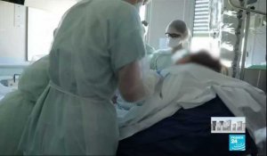 Coronavirus en France : Reportage avec les soignants dans l'hôpital de Tourcoing