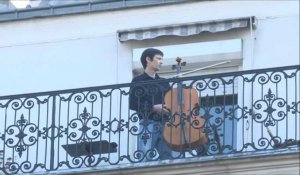 Coronavirus: le violoncelliste Camilo Peralta joue depuis son balcon à Paris (2)