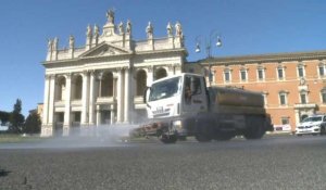 Coronavirus: les rues de Rome désinfectées, plus de 10.000 morts en Italie
