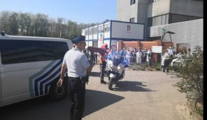 Anvers; la police applaudit le personnel soignant