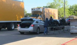 Coronavirus: des familles dans le besoin reçoivent de la nourriture à un drive-in de Houston
