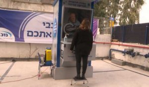 A Tel-Aviv, une cabine de dépistage du coronavirus en pleine rue
