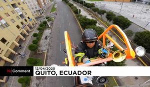 Ce pompier équatorien joue de la trompette pour les habitants confinés