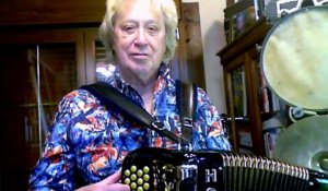 L'accordéoniste Michel Pruvot joue «Le P'tit Quinquin »