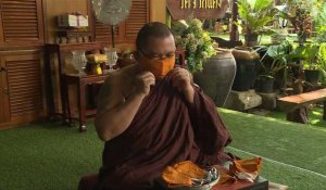 Coronavirus: des moines thaïlandais fabriquent des masques