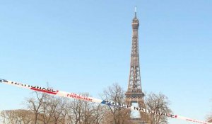 Coronavirus: les abords de la Tour Eiffel déserts au 10e jour de confinement