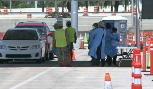 Coronavirus: centre de test "drive-in" sur le parking d'un stade en Floride