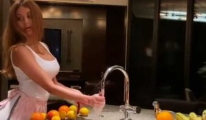 Zahia Dehar  Elle présente sa petite tenue sexy de cuisine sur Instagram (VIDEO)
