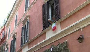 Coronavirus: des Italiens chantent l'hymne national depuis leurs balcons et fenêtres à Rome