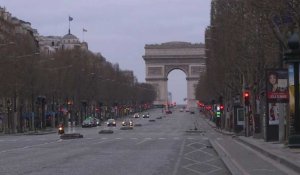 Coronavirus: les Champs-Elysées quasi-déserts après la fermeture des cafés, restaurants et magasins