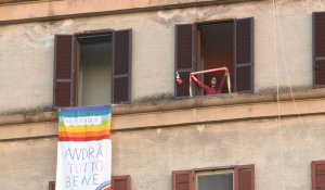 Rome/coronavirus: confinés chez eux, les Italiens chantent au balcon