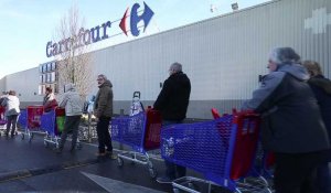 Maubeuge: une file d'attente  interminable chez Carrefour