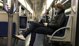 Avec masque ou gants pour certains, des Parisiens empruntent le métro