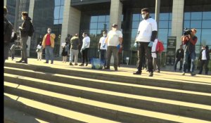 Manifestation de sans-papiers, réfugiés et sympathisants devant la tour des Finances à Bruxelles